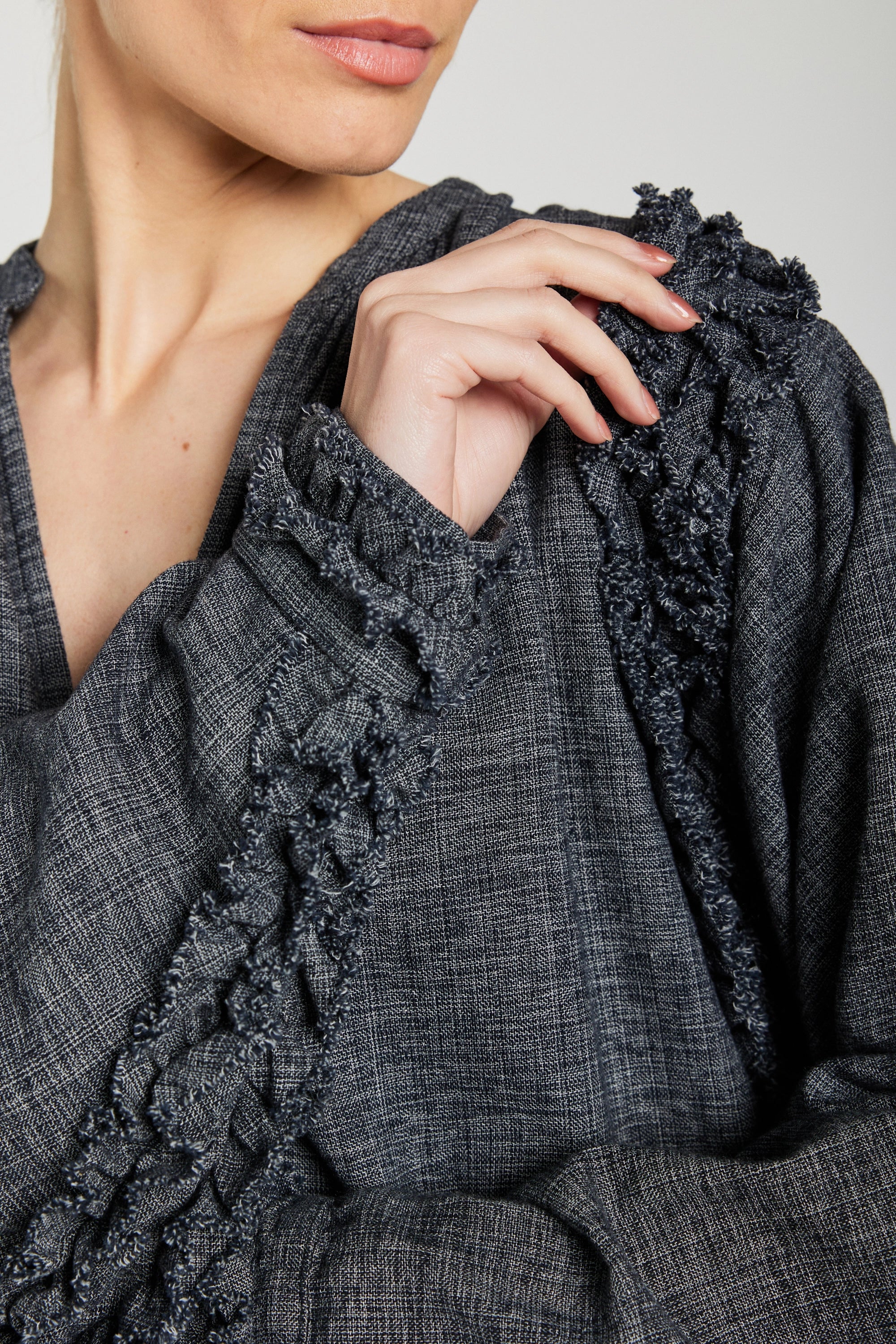 blouse volant v de vinster grise