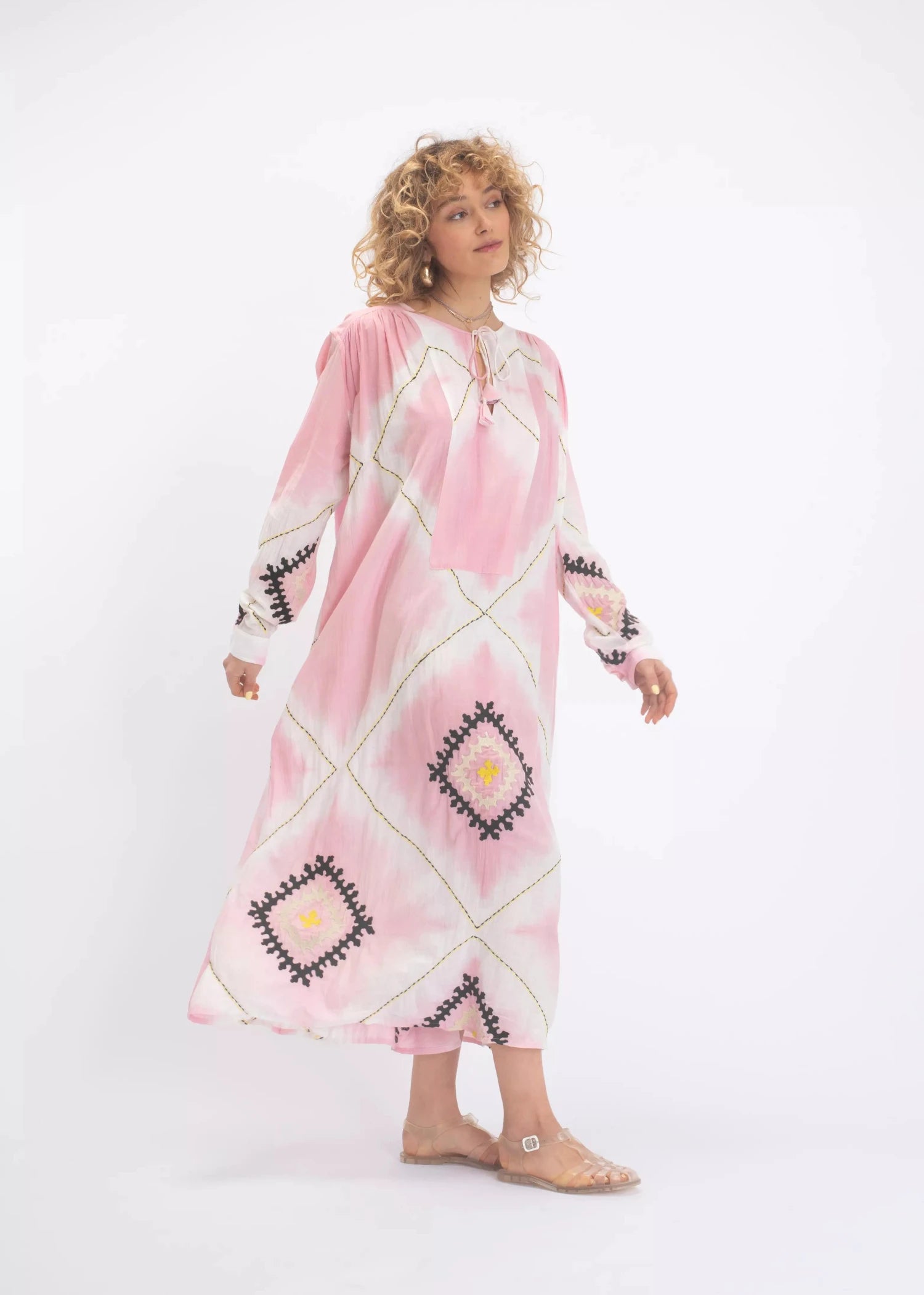 La robe KRISHNA rose v de vinster brodée
