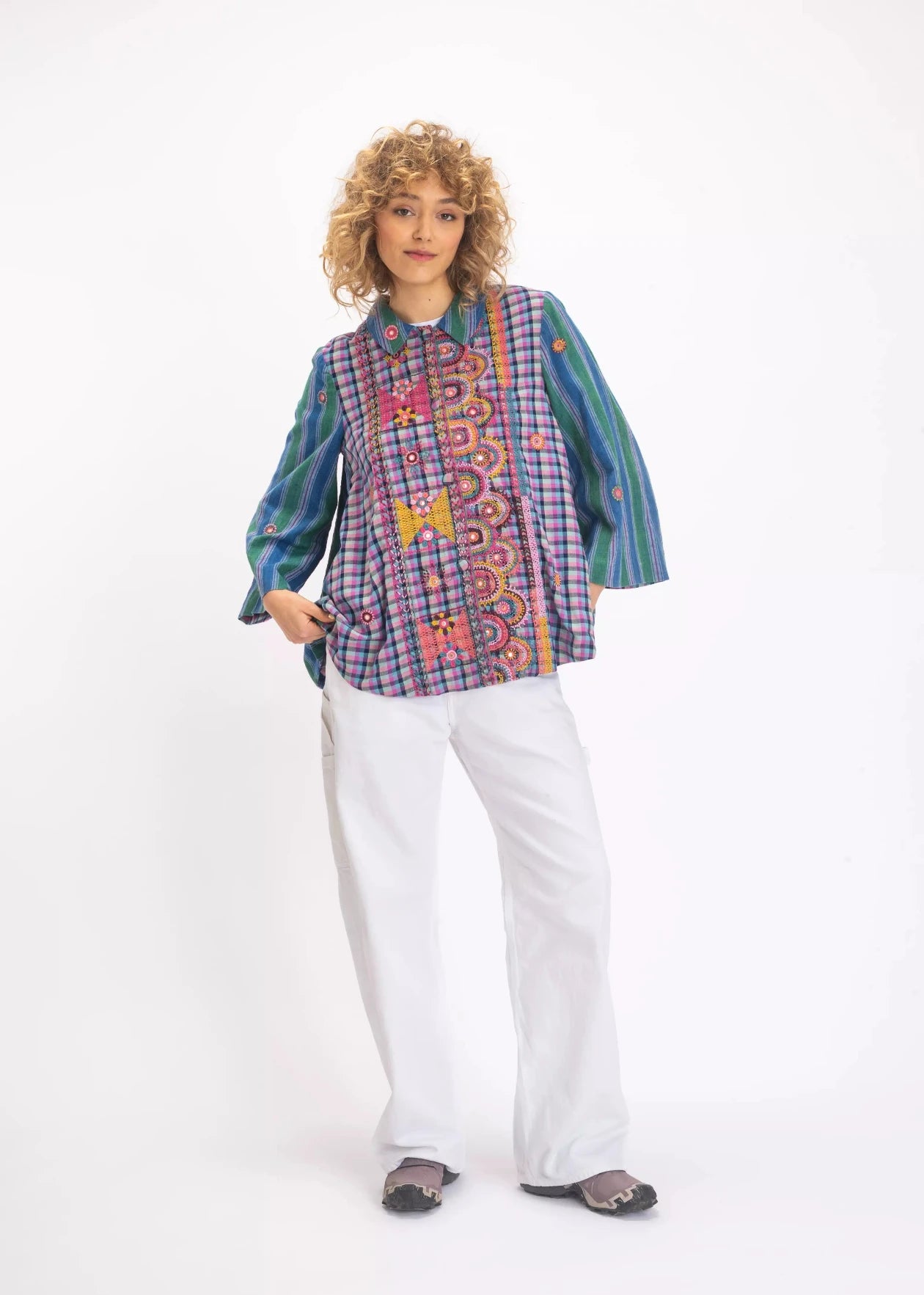veste bleue v de vinster brodée