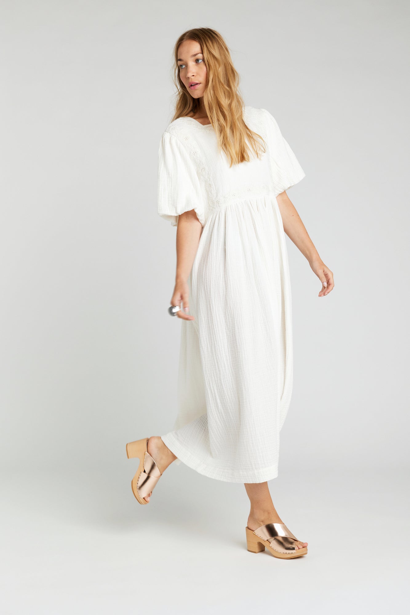 Robe blanche brodée Birdy